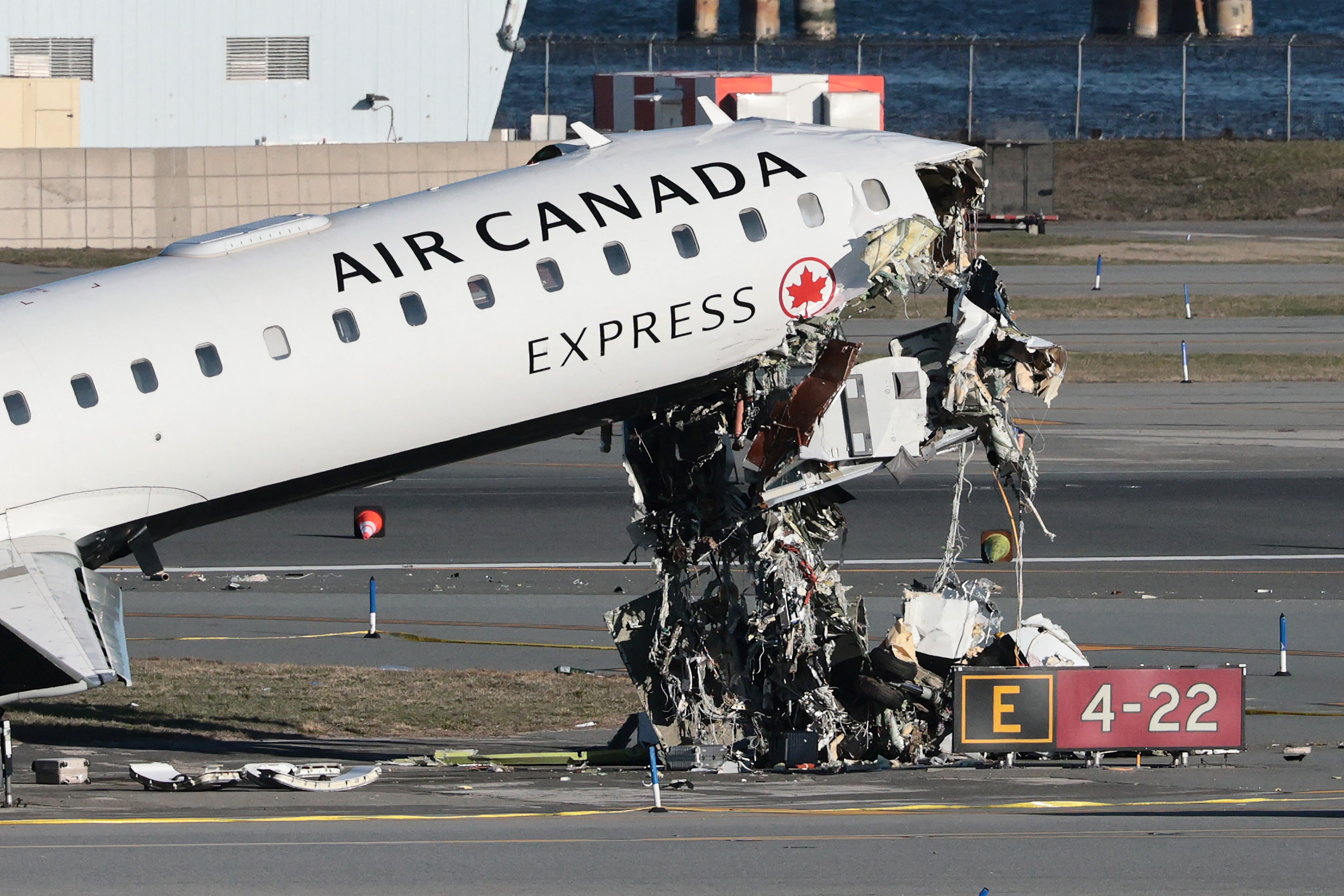 'É um milagre': comissária sobrevive após ter assento lançado a 90 metros em colisão de avião em Nova York
