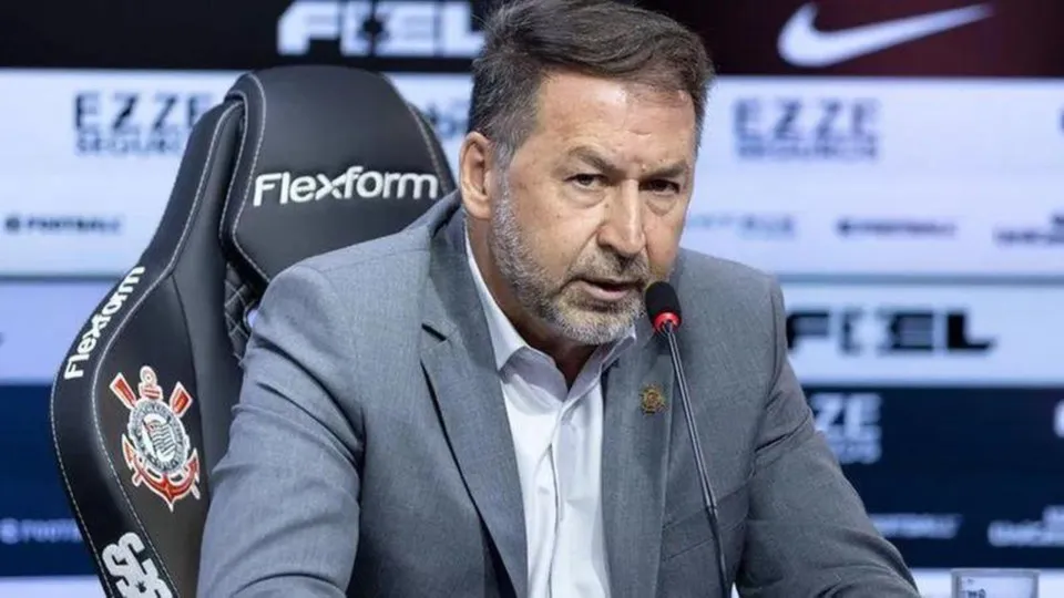 MP arquiva investigação sobre cartão de Augusto Melo no Corinthians